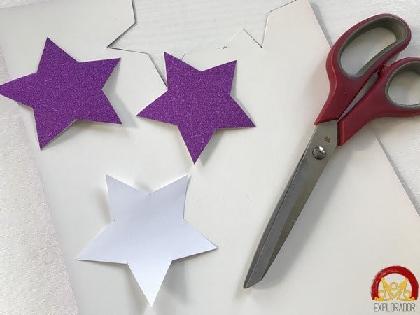 étoiles de fées découpées dans du papier à paillettes
