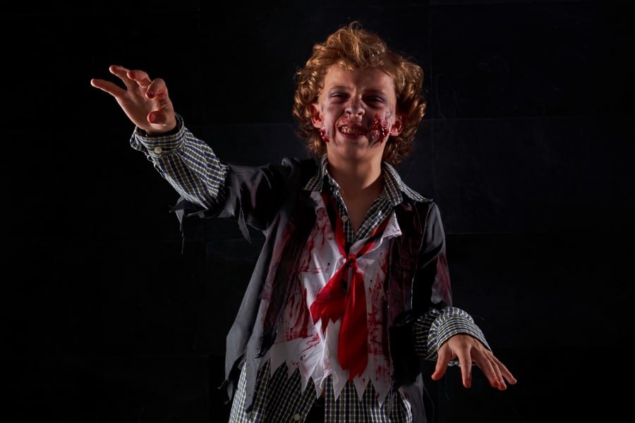 enfant déguisé en zombie qui danse