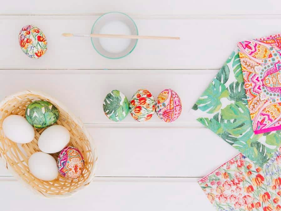 oeufs décorés avec de serviettes en papier