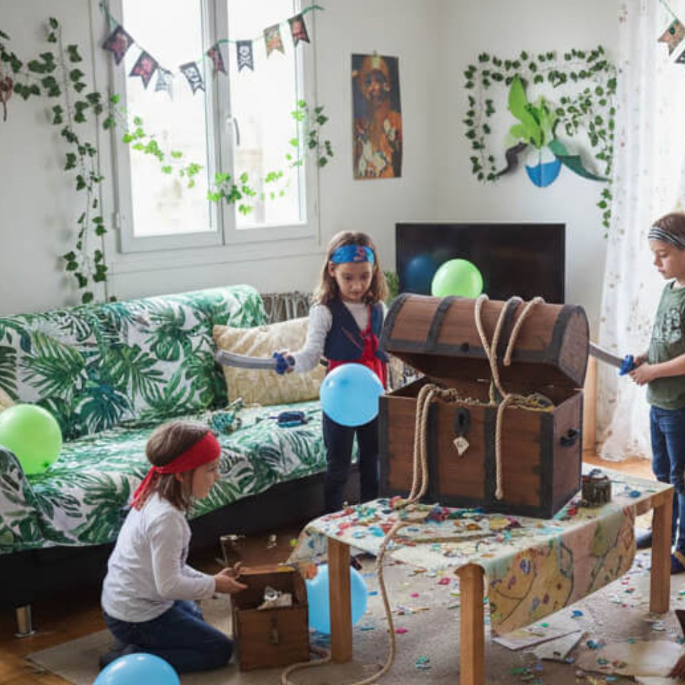 Enfants jouent au jeu de pirates