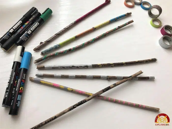 Decoration de baguettes magiques par les enfants