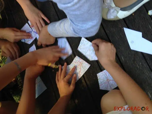 mains d'enfants faisant un puzzle de chasse au trésor