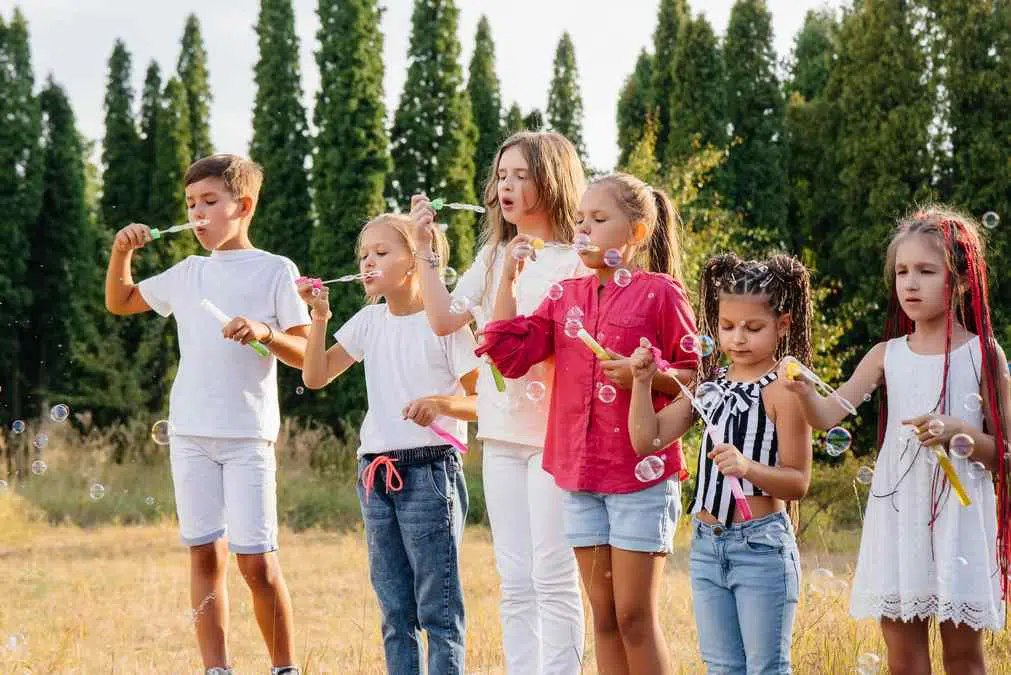 groupe d'enfants soufflant des bulles de savon