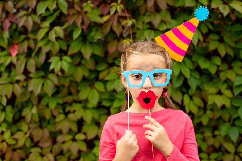 fille déguisée jeu anniversaire