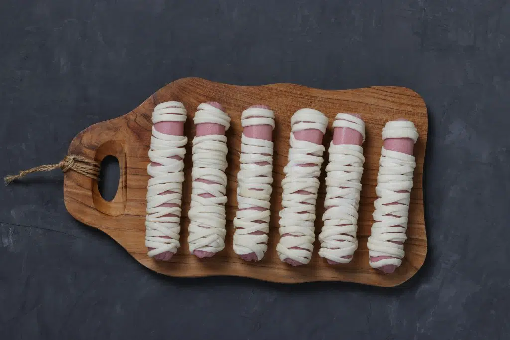 saucisses enroulées de pâte feuilletée comme des momies