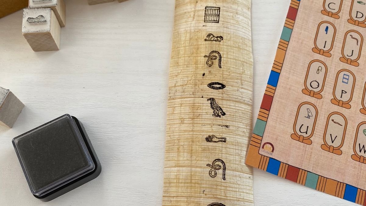papyrus avec nom en hieroglyphes