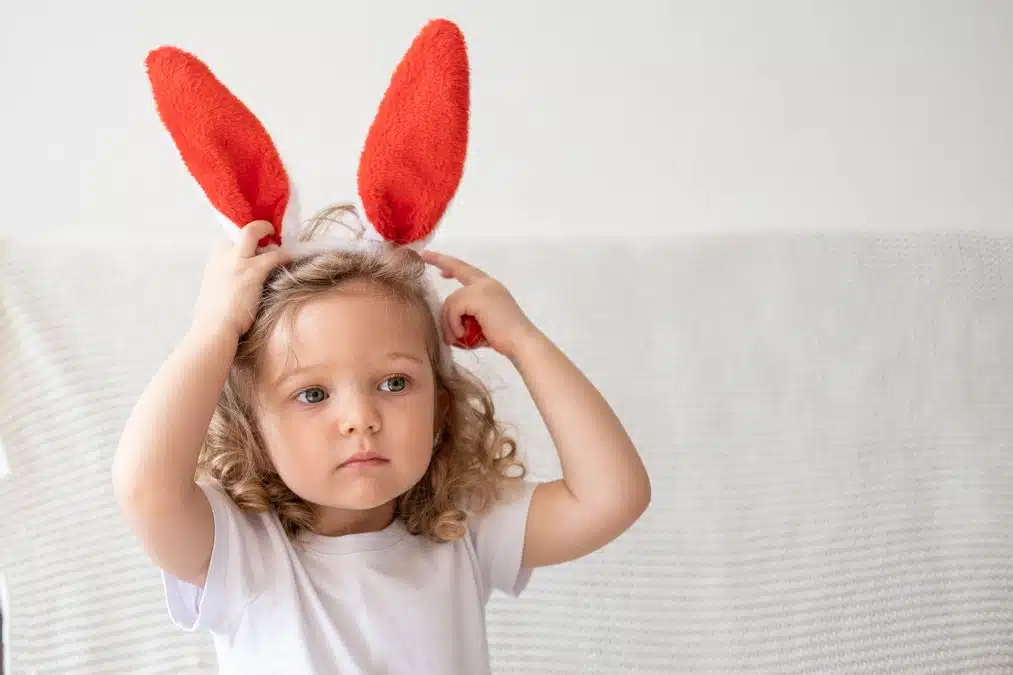 petite fille déguisée en lapin avec un serre tête