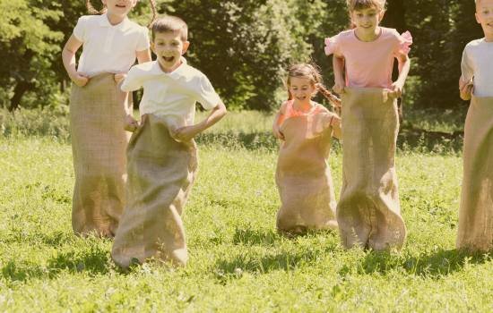 course en sac dans une prairie pour un anniversaire