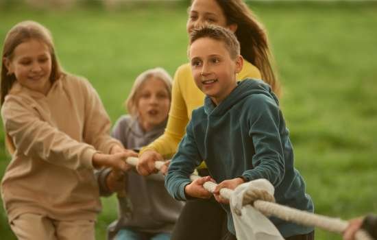 enfants et ados tirant une corde