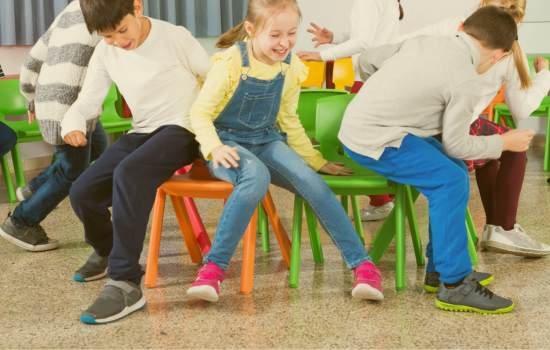 enfants jouant à la chaise musicale
