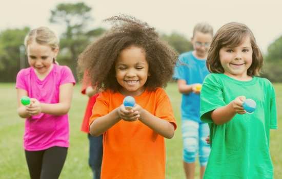 enfants faisant une course à l'oeuf