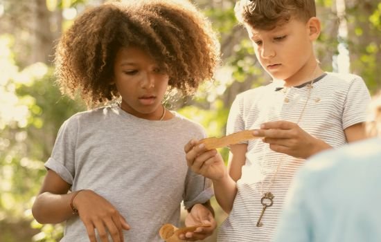 enfants lisant un indice de chasse au trésor