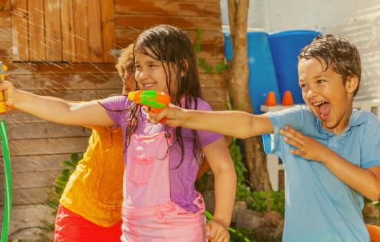 groupe d'enfans faisant des jeux d'eau