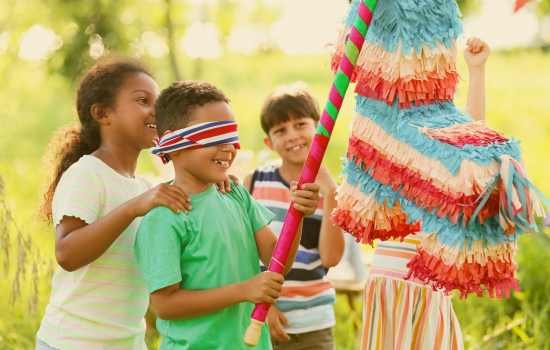enfants cassant une pinata