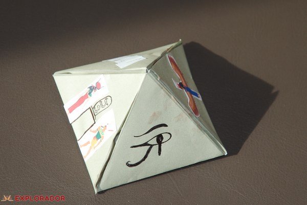 pyramide en papier