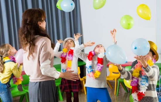 enfants qui jouent avec des ballons de baudruche