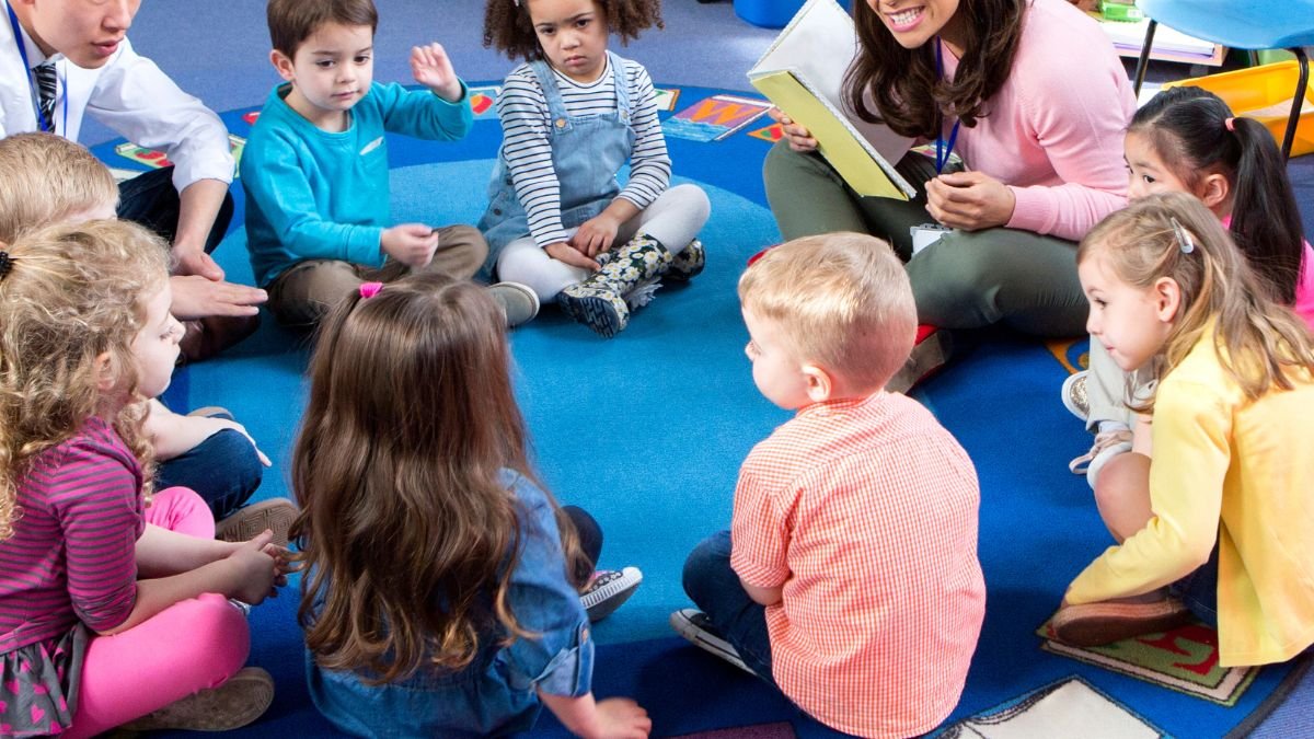 enfants jouent aux devinettes