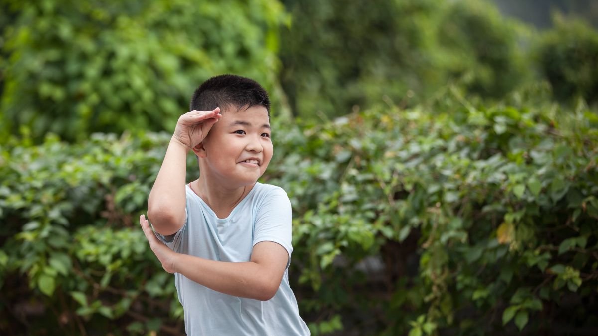 garçon fait jeu mime anniversaire