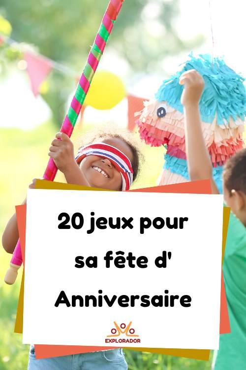 enfant qui joue à la pinata avec ses amis à une fête d'anniversaire