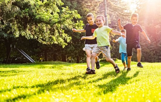 enfants qui jouent à marcher sur les ombres