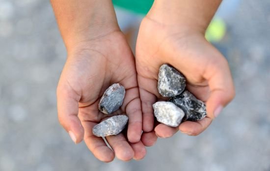 cailloux ramassées par un enfant