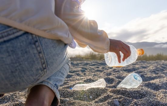 chasse aux dechets sur la plage