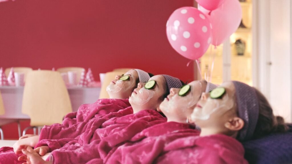 filles adolescentes qui font une soirée spa