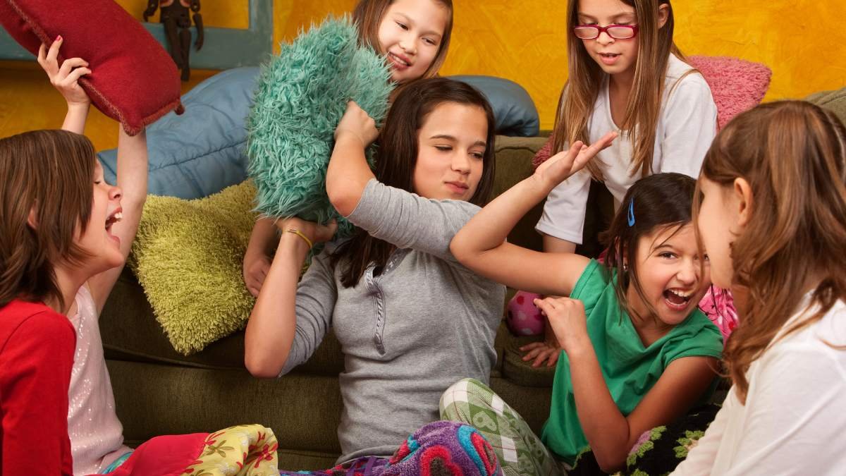 filles qui font une bataille d'oreillers