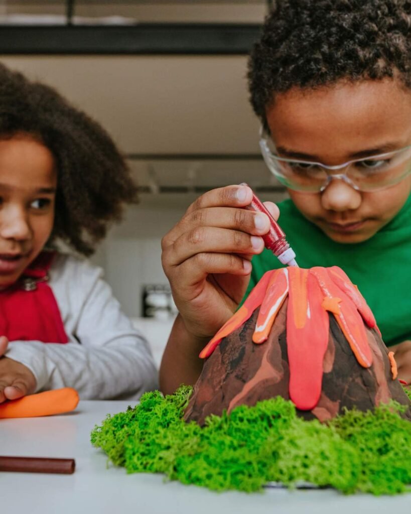 enfants jouant à fabriquer un volcan