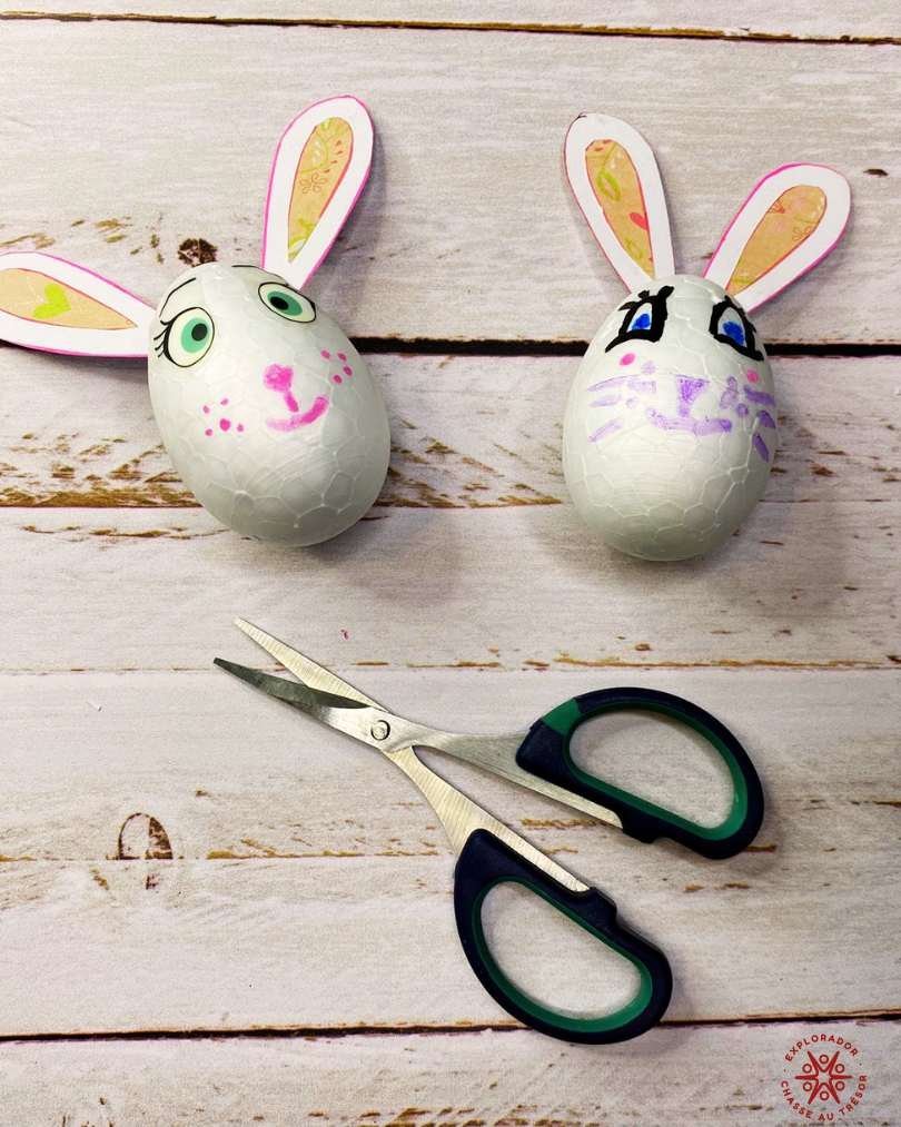 oeufs en polystyrène décorés avec des oreilles de lapin de pâques